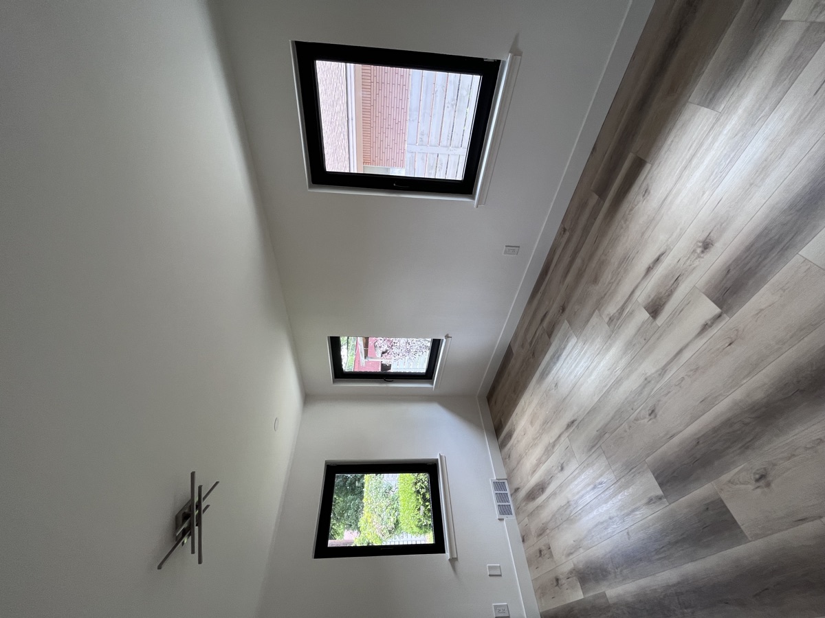 Three-window layout with varying sizes — new construction